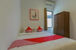 Postel nebo postele na pokoji v ubytování SUPER OYO 866 Idola Residence