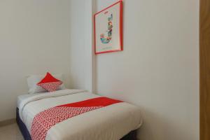 Postel nebo postele na pokoji v ubytování SUPER OYO 866 Idola Residence + 37 fotografií
