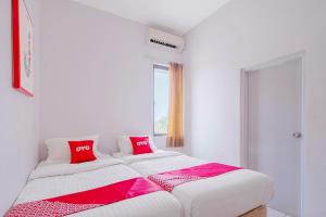 Postel nebo postele na pokoji v ubytování SUPER OYO 866 Idola Residence