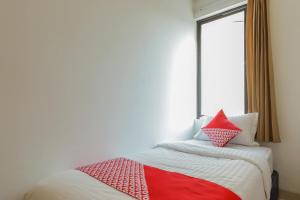 Postel nebo postele na pokoji v ubytování SUPER OYO 866 Idola Residence
