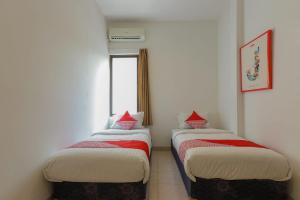 Postel nebo postele na pokoji v ubytování SUPER OYO 866 Idola Residence