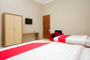 Postel nebo postele na pokoji v ubytování Collection O 1061 Aliya Homestay