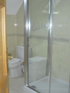 A bathroom at Devenish Lodge B&B