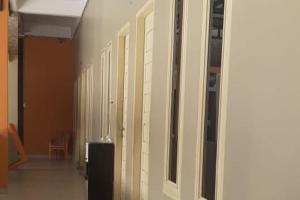 a row of doors in a hallway of a building at Hotel O Rumah Singgah Cemara Syariah in Pekanbaru