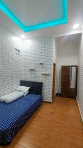 a room with a bed with a blue ceiling at OYO Life 93158 Kost Asaka in Serang