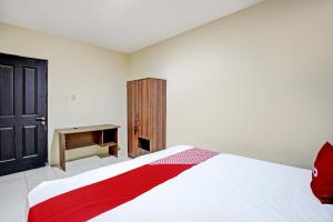 LontarにあるOYO Life 93111 Garden Homestay 2 Merlionのベッドと木製のキャビネットのある寝室 +18枚の写真