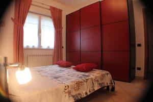 サン・サルヴォにあるB&B Belvedereのベッドルーム1室(赤い枕2つ付)