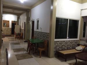 Гостиная зона в OYO Life 93055 Fathin Hotel +12 фотографий