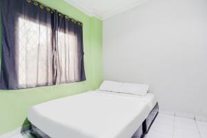 Postel nebo postele na pokoji v ubytování Hotel O Solo Baru 2 Homestay Syariah