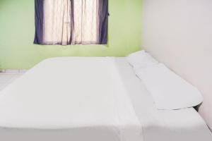 Postel nebo postele na pokoji v ubytování Hotel O Solo Baru 2 Homestay Syariah
