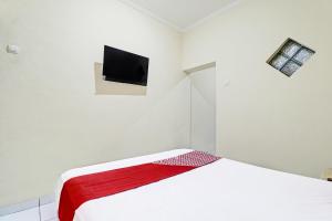 TV/Unterhaltungsangebot in der Unterkunft OYO Life 91480 Putridapisa Syariah