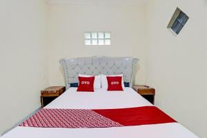 Ein Bett oder Betten in einem Zimmer der Unterkunft OYO Life 91480 Putridapisa Syariah