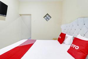 Ein Bett oder Betten in einem Zimmer der Unterkunft OYO Life 91480 Putridapisa Syariah