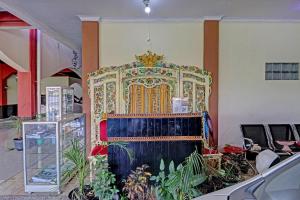 einen großen Thron in einem Raum mit Pflanzen in der Unterkunft OYO Life 91480 Putridapisa Syariah in Sumedang