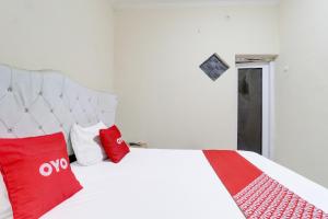 Ein Bett oder Betten in einem Zimmer der Unterkunft OYO Life 91480 Putridapisa Syariah