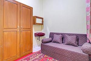 Ein Sitzbereich in der Unterkunft OYO Life 91480 Putridapisa Syariah
