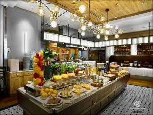 福冈Daiwa Roynet Hotel Hakata Reisen PREMIER - former Daiwa Roynet Hotel Hakata Reisen的餐厅提供的自助餐,供应多种食物