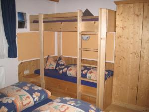เตียงสองชั้นในห้องที่ Alpina Appartement