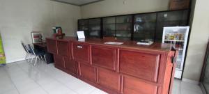 a large wooden counter in a room at OYO 93051 Wisma Syariah Buloe Near Lapangan Abubakar Lambogo Batili Enrekang in Enrekang +44 photos