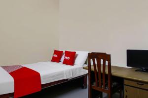 Postel nebo postele na pokoji v ubytování Super OYO 92437 Wahidin Guesthouse