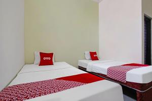 Postel nebo postele na pokoji v ubytování Super OYO 92437 Wahidin Guesthouse