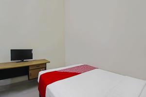 TV a/nebo společenská místnost v ubytování Super OYO 92437 Wahidin Guesthouse