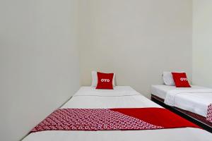 Postel nebo postele na pokoji v ubytování Super OYO 92437 Wahidin Guesthouse