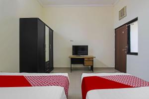 TV a/nebo společenská místnost v ubytování Super OYO 92437 Wahidin Guesthouse