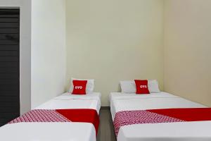 Postel nebo postele na pokoji v ubytování Super OYO 92437 Wahidin Guesthouse