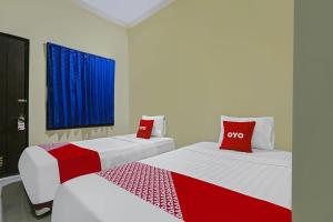 Postel nebo postele na pokoji v ubytování Super OYO 92437 Wahidin Guesthouse + 34 fotografií