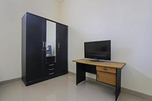TV a/nebo společenská místnost v ubytování Super OYO 92437 Wahidin Guesthouse