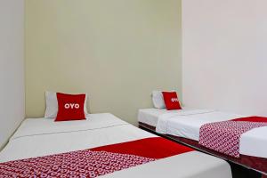 Postel nebo postele na pokoji v ubytování Super OYO 92437 Wahidin Guesthouse