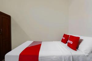 Postel nebo postele na pokoji v ubytování Super OYO 92437 Wahidin Guesthouse
