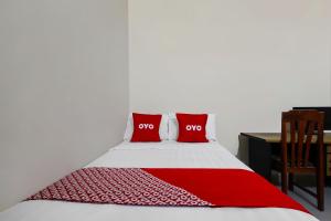 Postel nebo postele na pokoji v ubytování Super OYO 92437 Wahidin Guesthouse