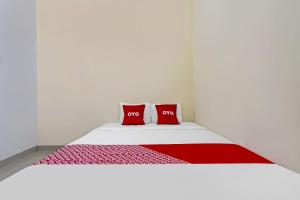 Postel nebo postele na pokoji v ubytování Super OYO 92437 Wahidin Guesthouse
