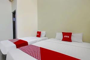 Postel nebo postele na pokoji v ubytování Super OYO 92437 Wahidin Guesthouse