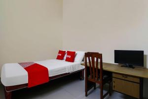 TV a/nebo společenská místnost v ubytování Super OYO 92437 Wahidin Guesthouse