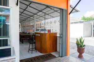 an open door to a restaurant with a table at Hotel O Homestay Jaya Putri 1 Syariah in Bandar Lampung