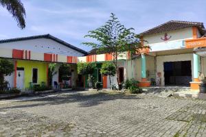 a row of buildings in a street at SPOT ON 91105 Hotel Salsabila in Magelang