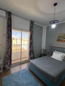 Łóżko lub łóżka w pokoju w obiekcie Étage privé tout confort deux chambres salle de bain et espace cuisine dappoint