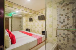 Postel nebo postele na pokoji v ubytování Super OYO Capital O 92633 Spring Hotel Gubeng