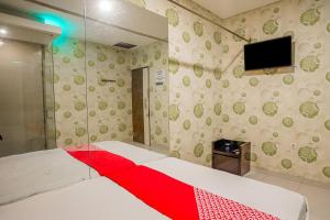 TV a/nebo společenská místnost v ubytování Super OYO Capital O 92633 Spring Hotel Gubeng