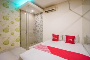 Postel nebo postele na pokoji v ubytování Super OYO Capital O 92633 Spring Hotel Gubeng