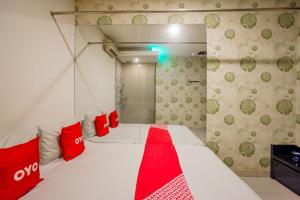 Postel nebo postele na pokoji v ubytování Super OYO Capital O 92633 Spring Hotel Gubeng