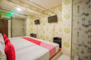 TV a/nebo společenská místnost v ubytování Super OYO Capital O 92633 Spring Hotel Gubeng