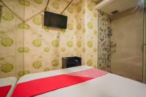 Postel nebo postele na pokoji v ubytování Super OYO Capital O 92633 Spring Hotel Gubeng