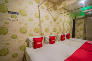 Postel nebo postele na pokoji v ubytování Super OYO Capital O 92633 Spring Hotel Gubeng