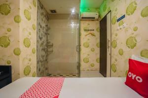 Postel nebo postele na pokoji v ubytování Super OYO Capital O 92633 Spring Hotel Gubeng