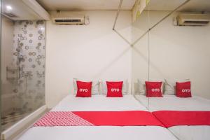 Postel nebo postele na pokoji v ubytování Super OYO Capital O 92633 Spring Hotel Gubeng + 11 fotografií