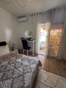 Łóżko lub łóżka w pokoju w obiekcie Étage privé tout confort deux chambres salle de bain et espace cuisine dappoint